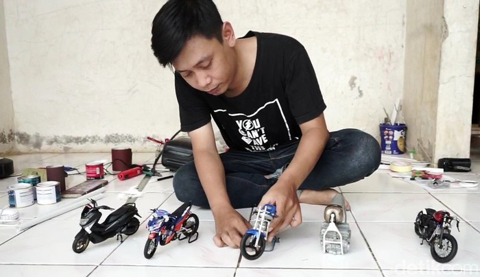 Herman (32), warga Tanjungjaya, Desa Munjul, Kecamatan Pagaden Barat, Subang, Jawa Barat, membuat kerajinan miniatur motor berbahan pipa air. Miniatur yang dibuat mulai dari motor kekinian hingga jadul.