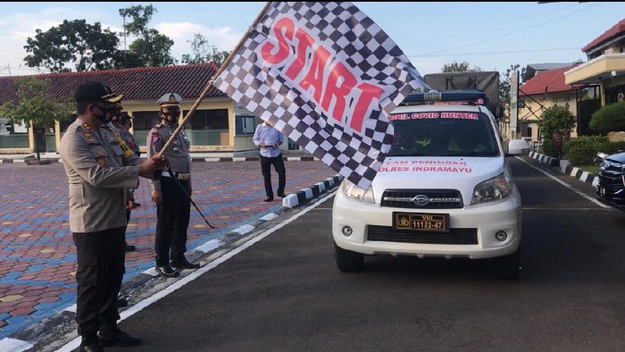 Mobil pemburu protokol kesehatan di Indramayu.