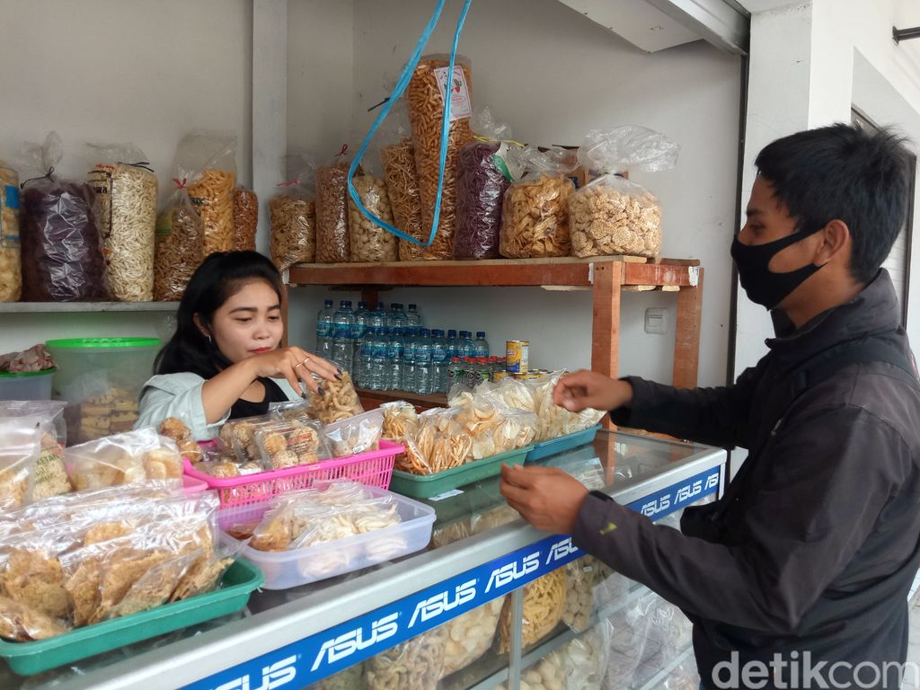 Oca, penjual jajan pasar cantik