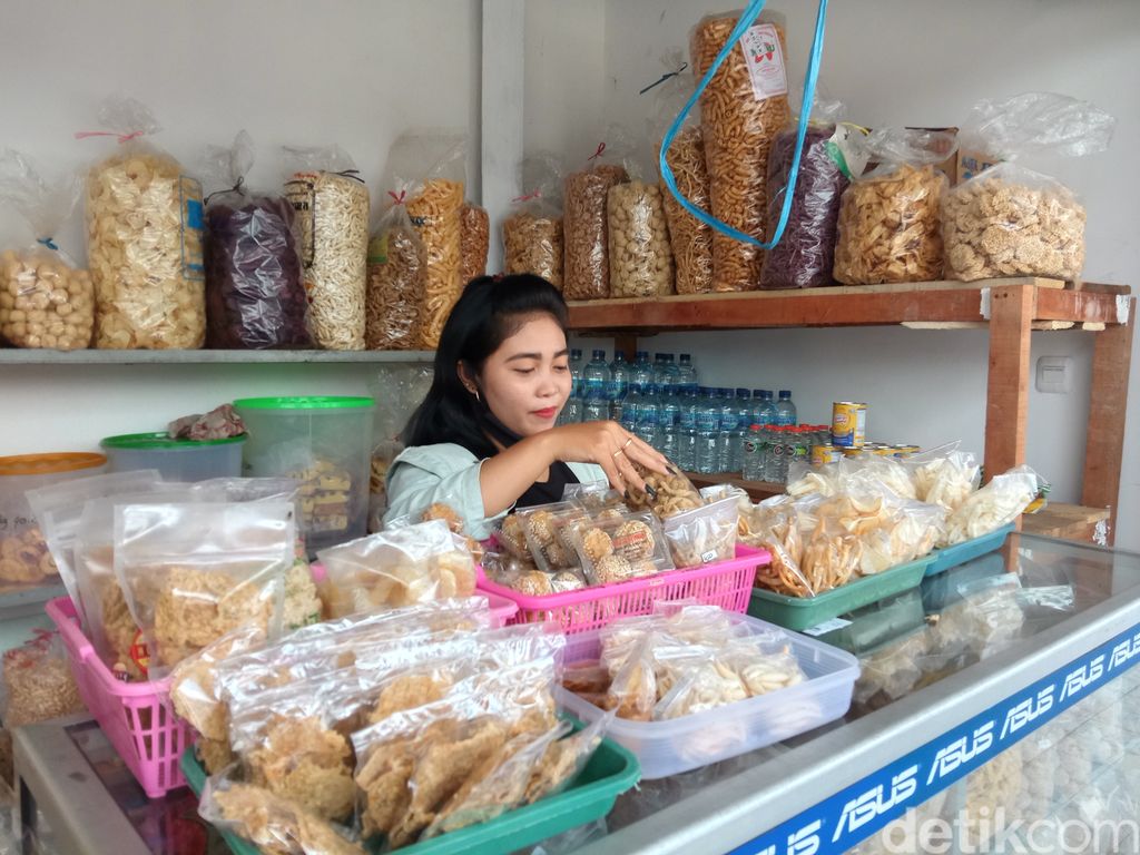 Oca, penjual jajan pasar cantik