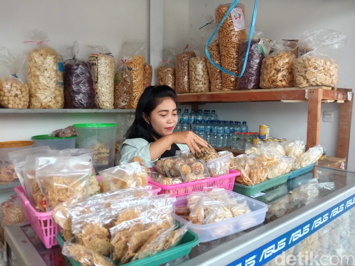 Oca, penjual jajan pasar cantik Oca, penjual jajan pasar cantik