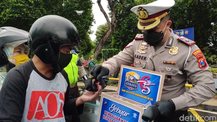 Ada yang menarik dalam kegiatan antisipasi penularan COVID-19 di Banyuwangi. Polisi membagikan masker dan sembako kepada warga yang menerapkan protokol kesehatan.