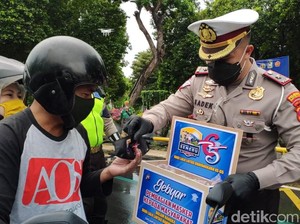 Patuh Protokol Kesehatan, Pengendara di Banyuwangi Dapat Masker dan Sembako