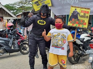 Awas! Ada Batman Siap Memburu Warga Tak Bermasker di Pasuruan