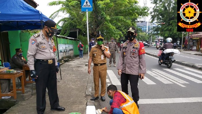 Pelanggar Protokol COVId di Kebayoran Lama Jaksel Dihukum Ngecat Jalan