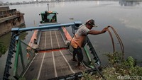 Di saat yang sama jumlah sampah saat musim hujan meningkat hingga 8 kubik atau setara dengan 800 kg per hari.   