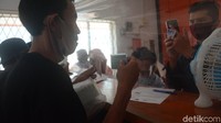 Seorang warga menunjukan uang sebesar Rp 300.000 lengkap dengan kartu identitas diri sebagai bukti penerimaan dana bantuan presiden yang disalurkan melalui Kantor Pos Parung, Bogor, Jawa Barat.