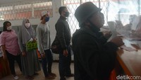 Seorang petugas mengatur proses pengambilan dana bantuan presiden dengan menjalani protokol kesehatan di Kantor Pos Parung, Bogor, Jawa Barat yang telah dibuka sejak hari Jumat dan berakhir pada hari Kamis mendatang