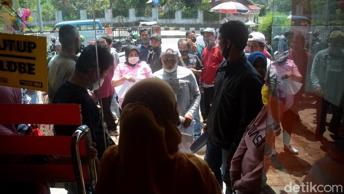 Seorang warga mengambil dana bantuan presiden (Bapres) di Kantor Pos Parung Jalan Lebak Wangi, Bogor, Jawa Barat, Selasa (22/9). Puluhan warga mengantre untuk mendapat uang tunai sebesar Rp 300.000 per Kepala Keluarga dan akan berakhir pada hari Kamis (24/9) (Foto: Dedy Istanto/Magang)
