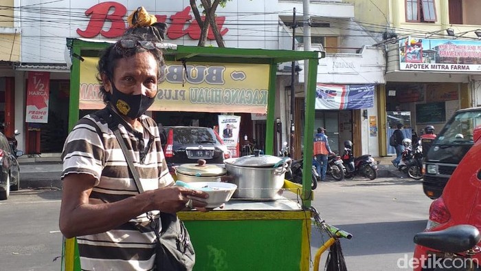 Jago Bahasa Jepang, Penjual Bubur di Surabaya Minder Pakai Kemampuannya

Amir Baihaqi

Surabaya - Faiz Tosal (53), seorang pejual bubur kacang ijo yang fasih berbahasa Jepang di Surabaya videonya viral di medsos. Meski begitu, Faiz mengaku jarang menggunakan saat melayani para pelanggannya.

