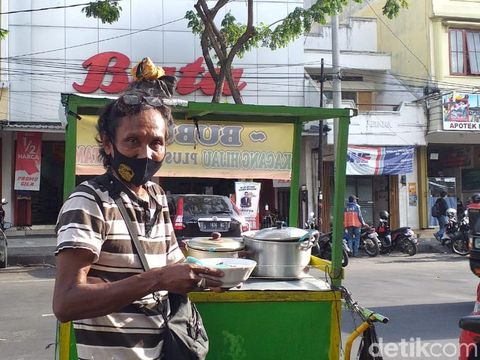 Jago Bahasa Jepang, Penjual Bubur di Surabaya Minder Pakai KemampuannyaAmir BaihaqiSurabaya - Faiz Tosal (53), seorang pejual bubur kacang ijo yang fasih berbahasa Jepang di Surabaya videonya viral di medsos. Meski begitu, Faiz mengaku jarang menggunakan saat melayani para pelanggannya.