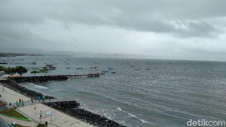 Perahu nelayan sandar di pantai timur Pangandaran. Perahu nelayan sandar di pantai timur Pangandaran. Cuaca buruk membuat sebagian besar nelayan tak melaut.