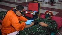 Danjen Kopassus Brigjen TNI Mohamad Hasan ikut mendonorkan darahnya.