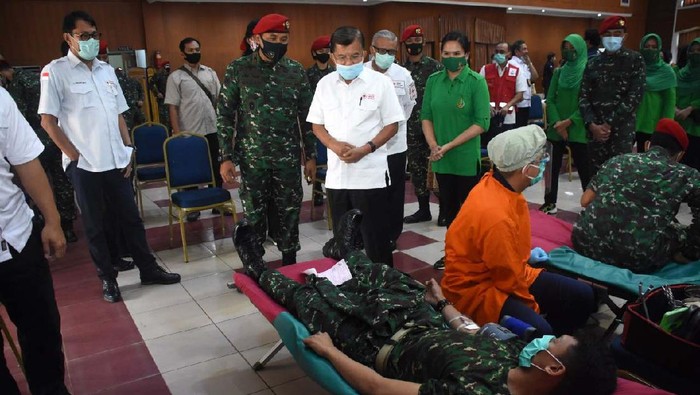 Peringati HUT TNI, Kopassus Gelar Donor Darah Stok darah PMI berkurang saat pandemi COVID-19 ini. Kopassus turut membantu dengan gelar donor darah di Balai Komando Makopassus, Cijantung, Jakarta Timur.