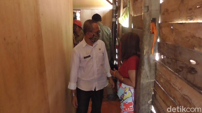 Petugas membongkar bilik di kawasan lokalisasi di Polman, Sulbar (Abdy-detikcom).