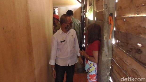 Petugas membongkar bilik di kawasan lokalisasi di Polman, Sulbar (Abdy-detikcom).