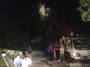Jaringan Tertimpa Banyak Pohon Tumbang, 22 Persen Listrik di Kudus Padam