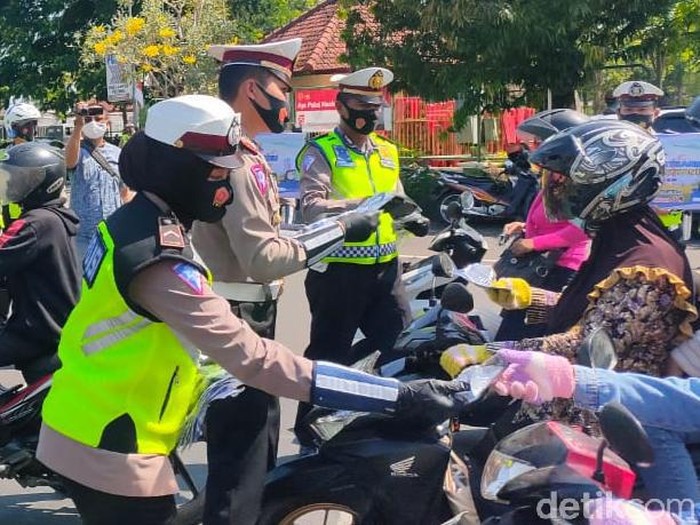 polisi bagi-bagi masker ke warga tuban