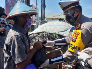 Senangnya Tukang Becak di Ngawi yang Dapat Bantuan Sembako