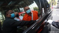 Selain Aswandi, KPK juga menetapkan 6 orang lainnya sebagai tersangka dalam kasus ini. Dua di antaranya merupakan Bupati Kutai Timur nonaktif Ismunandar dan sang istri Encek UR Firgasih, mantan Ketua DPRD Kutai Timur.