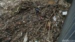 Gegara Banjir Kiriman, Sampah Menumpuk di Pintu Air Manggarai