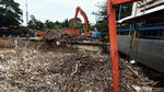 Gegara Banjir Kiriman, Sampah Menumpuk di Pintu Air Manggarai