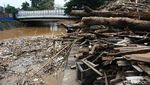 Gegara Banjir Kiriman, Sampah Menumpuk di Pintu Air Manggarai