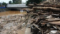 Sampah mulai memenuhi Pintu Air Manggarai sejak pukul 04.00 WIB.