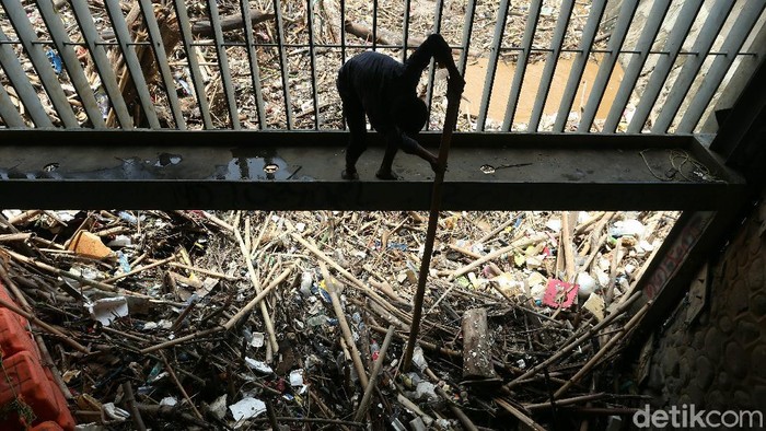 Potret Sampah Kayu Menumpuk di Pintu Air Manggarai Sampah yang didominasi batang kayu dan bambu, menumpuk di Pintu Air Manggarai, Jakarta, Selasa (22/09/2020). Sampah ini terbawa arus saat hujan deras kemarin.