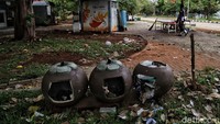Selain bangku taman, tampak pula tempat sampah yang berada di kawasan Waduk Pluit rusak dan tak terawat.