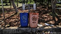 Kondisi Waduk Pluit tampak memprihatinkan. Sejumlah fasilitas seperti tempat sampah tampak tak terawat.