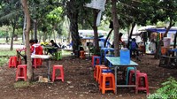 Sejumlah warga juga dengan santainya beraktivitas di kawasan Waduk Pluit, Jakarta. Seperti inilah kawasan Waduk Pluit kini yang dahulu dibanggakan Jokowi.
