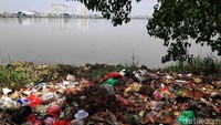 Sejumlah sampah berserakan di kawasan Waduk Pluit, Jakarta, Selasa (22/9/2020).