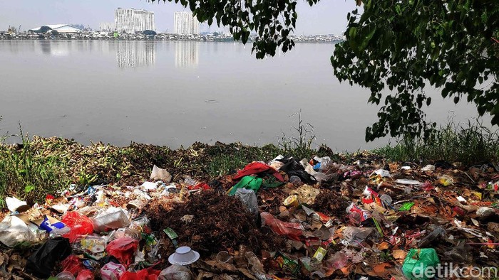 Kondisi Waduk Pluit tampak memprihatinkan. Sampah-sampah berserakan dan sejumlah fasilitas di kawasan itu tampak rusak dan tak terawat. Berikut potretnya.