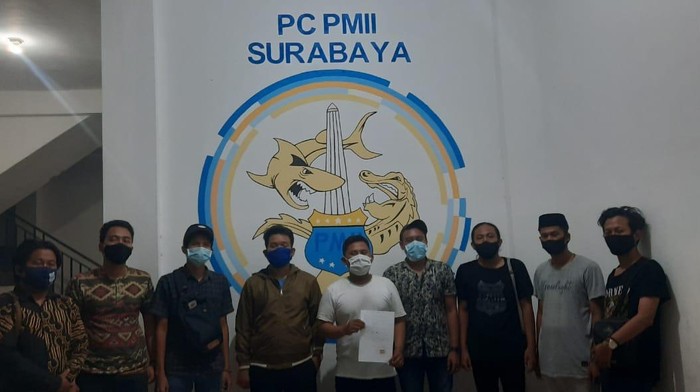 Ketua Umum PC PMII Surabaya Nurul Haqqi mengundurkan diri dari jabatannya. Ada dua hal yang disebut-sebut membuat internal PMII bergejolak.