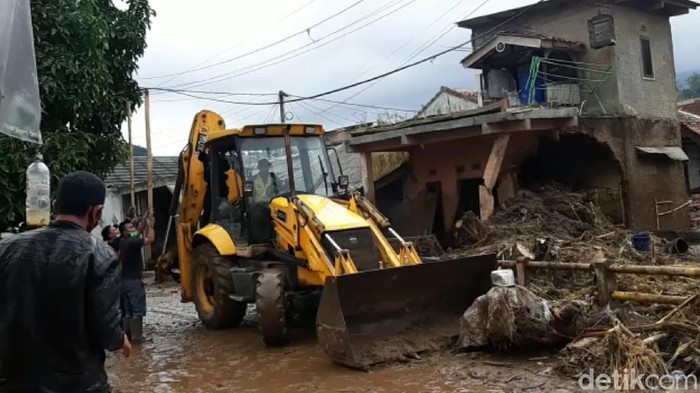 Proses evakuasi dampak banjir bandang tetap berlanju meski hujan deras