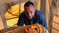 Sarkofagus itu digali oleh arkeolog dari dalam sumur yang baru ditemukan di situs suci di Saqqara, selatan ibu kota, Kairo, Mesir. Ministry of Tourism and Antiquities via AP.