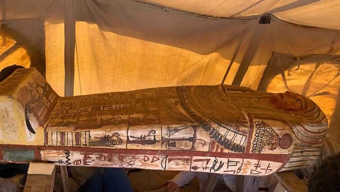 Puluhan Peti Mati Kuno Ini Terkubur 2.500 Tahun di Mesir This Sept. 2020 photo provided by the Ministry of Tourism and Antiquities shows some of the antiquities that included more than two dozen ancient coffins and other artifacts, that were unearthed near the famed Step Pyramid of Djoser in Saqqara, south of Cairo, Egypt. The Tourism and Antiquities Ministry has said initial studied show that the newly found coffins had not been opened since they were buried more than 2,500 years ago. (Ministry of Tourism and Antiquities via AP)