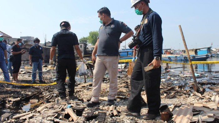 Puslabfor Mabes Polri Lakukan Olah TKP di Lokasi Kebakaran Kali Baru Jakarta Utara