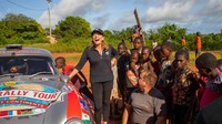 Setiap balapan yang dia ikuti, dia dan timnya berusaha untuk bertemu dengan orang-orang yang hidupnya kesulitan. Orang-orang tersebut dibantu menggunakan penggalangan dana atau hasil dari keuntungan tim Renée ikut balapan. Foto: Porsche