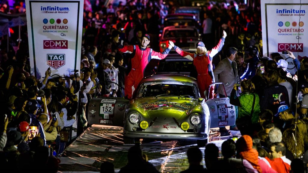 Pebalap rally wanita berusia 64 tahun.