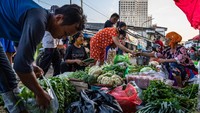 Ekonom Center of Reform on Economics (CORE), Yusuf Rendy Manilet, juga menyatakan daya beli akan melemah. ANTARA FOTO/Aji Styawan  