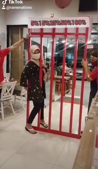 Resto ramen beri diskon dengan cara unik
