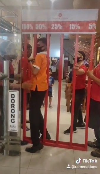 Resto ramen beri diskon dengan cara unik