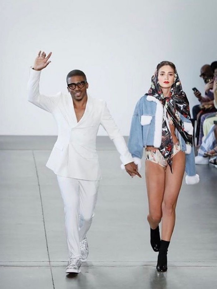 Desainer Romeo Hunte.