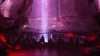 Di tengah pandemi, objek wisata Ruby Falls masih tetap terbuka untuk publik. Tiket hanya dapat dibeli online, seharga USD 22,95 (Rp 339 ribu) untuk orang dewasa dan USD 12,95 (Rp 191 ribu) untuk anak-anak. Penggunaan masker juga wajib selama kunjungan (dok Ruby Falls)