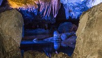Setelah dibuka ke publik, air terjun bawah tanah itu kian populer sebagai objek wisata. Agar lebih indah, lampu warna-warni juga dipasang di dalam interior gua (dok Ruby Falls)