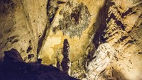 Wisatawan yang menyambangi Ruby Falls pasti dibuat ternganga. Betapa tidak, air terjun ini mengalir setinggi 44 meter sebelum menyatu dengan aliran sungai bawah tanah Tennessee River (dok Ruby Falls)