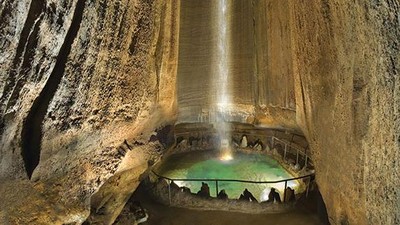 Potret Air Terjun Bawah Tanah Warna-warni di AS