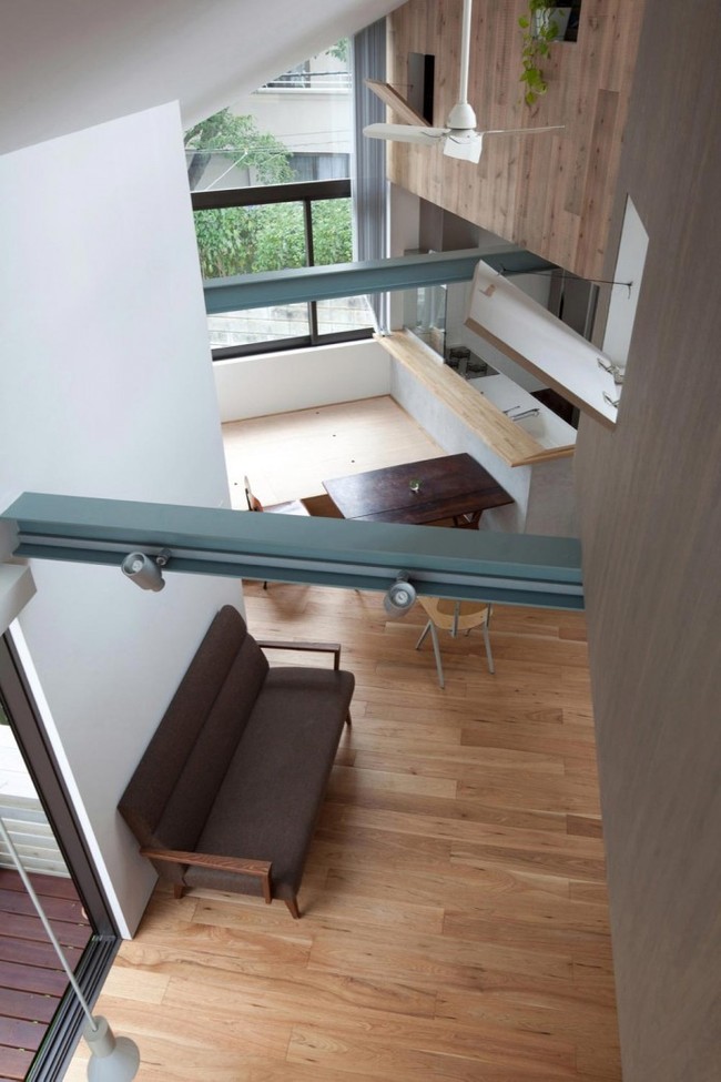 Bagi yang memiliki luas tanah tidak terlalu besar, desain unik dari rumah yang satu ini bisa kamu jadikan contoh. Foto: dok. Masayoshi Ishii